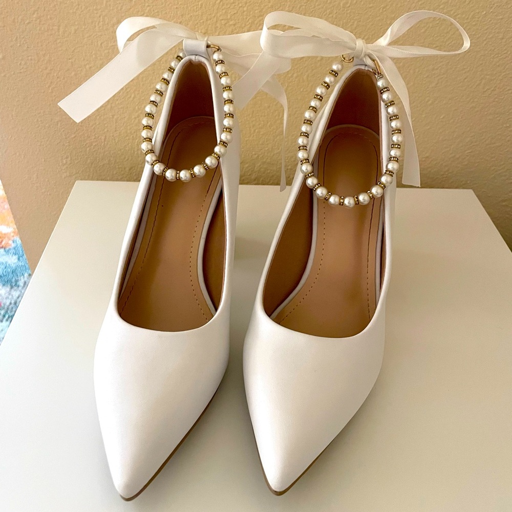 White pumps with removable bow and ankle strap - sz 8